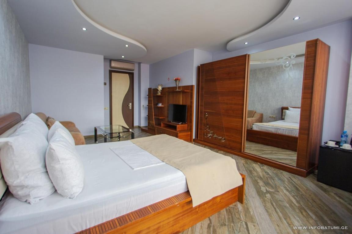 Hotel Light Palace Батуми Экстерьер фото